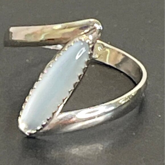 White Marquise Chalcedony Cabochon Bezel Setting Sterling Silver Size 7 VINTAGE - Picture 1 of 12